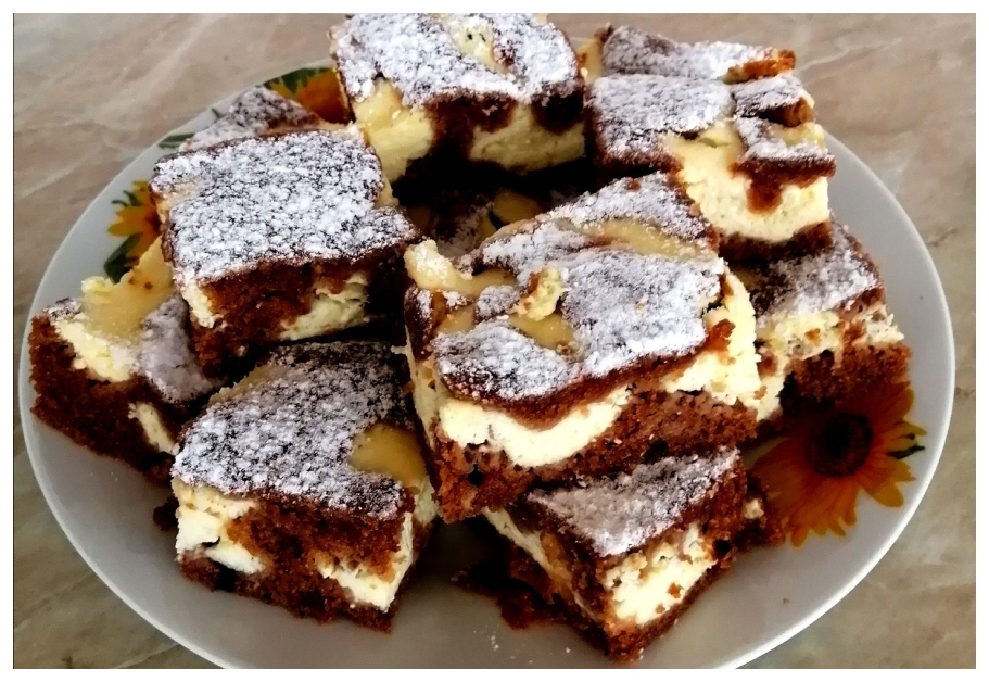 Prăjitura care dispare prima de pe tavă – cu brânză fină și blat de cacao!