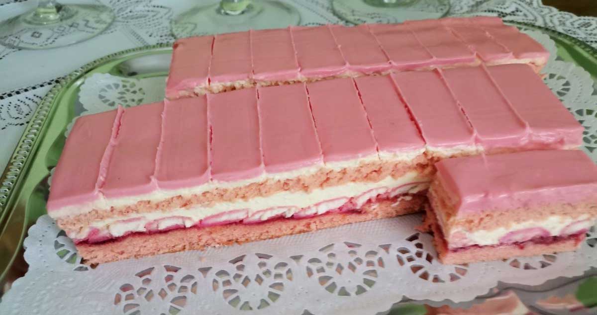 Prăjitură fină cu budincă de căpșuni și glazură de ciocolată – perfecta pentru orice ocazie!