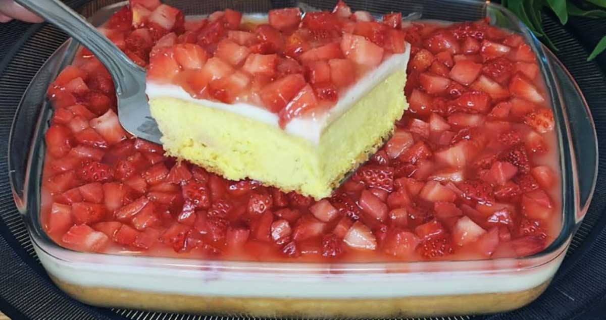 Prăjitură cu căpșuni și cremă de vanilie: desert de casă cu gust irezistibil!