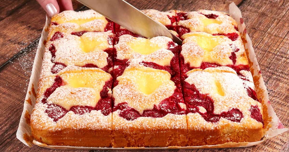 Prajitură cu căpșuni și crema delicioasă – se prepară atât de ușor și este irezistibil de bună!