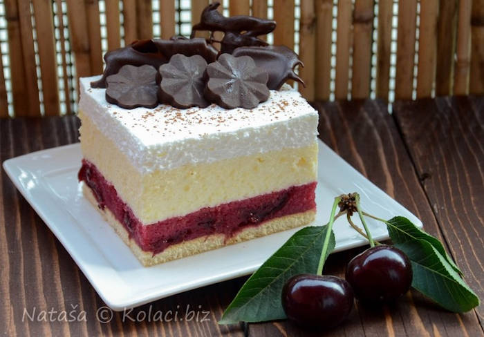 Prăjitură cu cireșe și budincă de vanilie