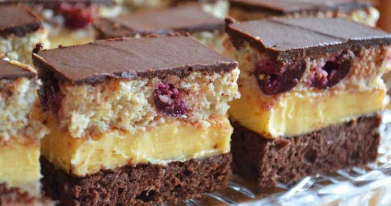 Prăjitură cremoasă cu cireșe