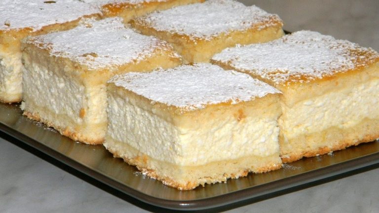 Prăjitură cu blat dublu și cremă de brânză dulce la mijloc