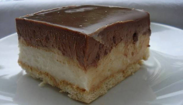 Prăjitură cu blat de biscuiți