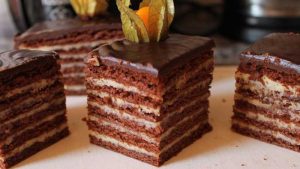 O prăjitură delicioasă cu o cremă aromată de vanilie și foi de cacao