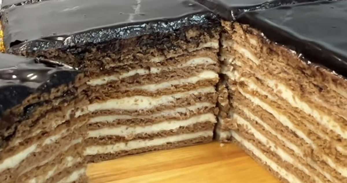 Prăjitură cu foi de miere și cremă delicioasă – se termină IMEDIAT de pe masă