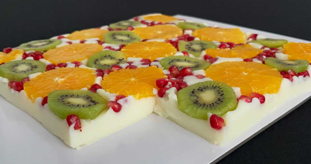 Desert cremos și bun cu lapte și fructe – fără coacere