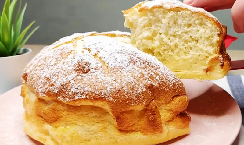 Familia mea adoră această prăjitură cu iaurt: este foarte pufoasă și moale