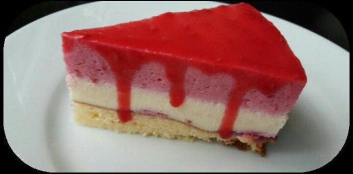 Prăjitură pufoasă cu mousse de căpșuni și cremă de mascarpone