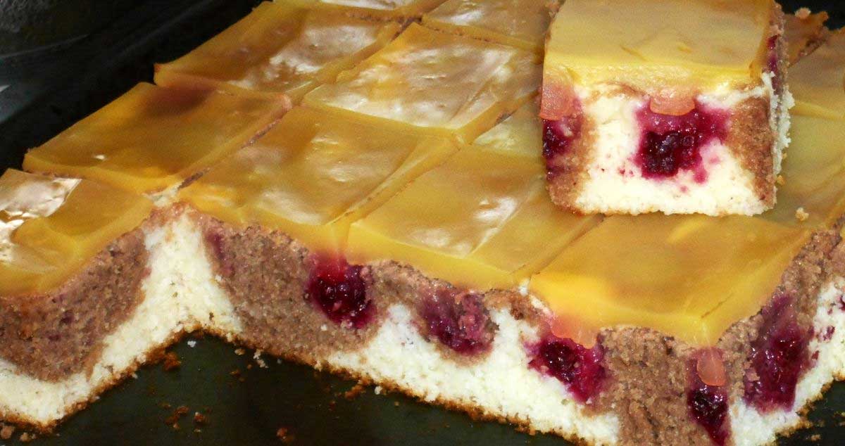 Prăjitură bicoloră cu mure și jeleu – un desert super gustos