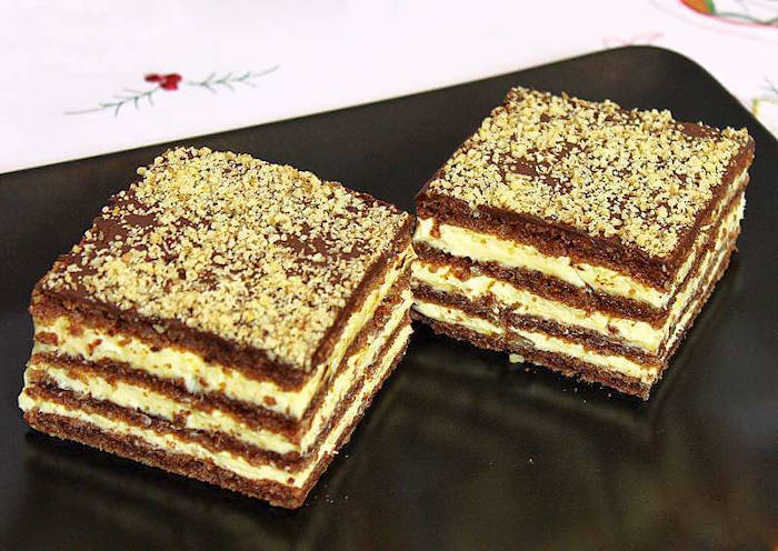 Prăjitură cu blat de nuci și cremă de gălbenuș - una dintre cele mai frumoase și mai gustoase prăjituri pe care le-am mâncat vreodată