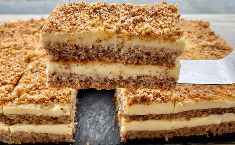 Prăjitură cremoasă cu nuci: invitații vor cere a doua porție! Este un desert delicios!