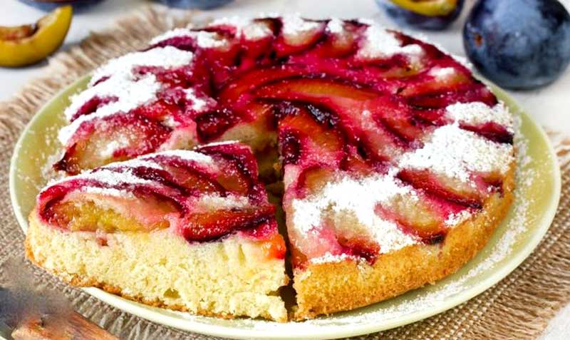 Prajitură bună bună cu prune care îmbină gustul copilăriei cu savoarea fructelor