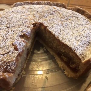 Plăcintă gustoasă cu umplutură de brânză dulce și prune - Mamă