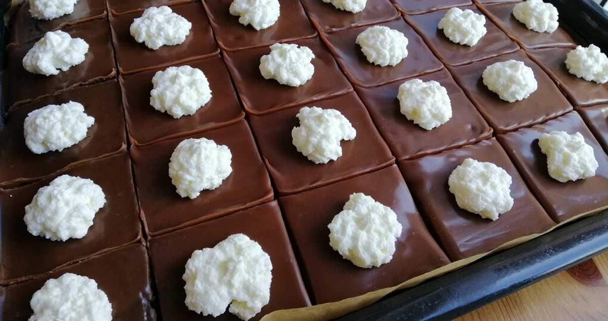 Prăjitură delicioasă cu sirop de rom și glazură fină de ciocolată