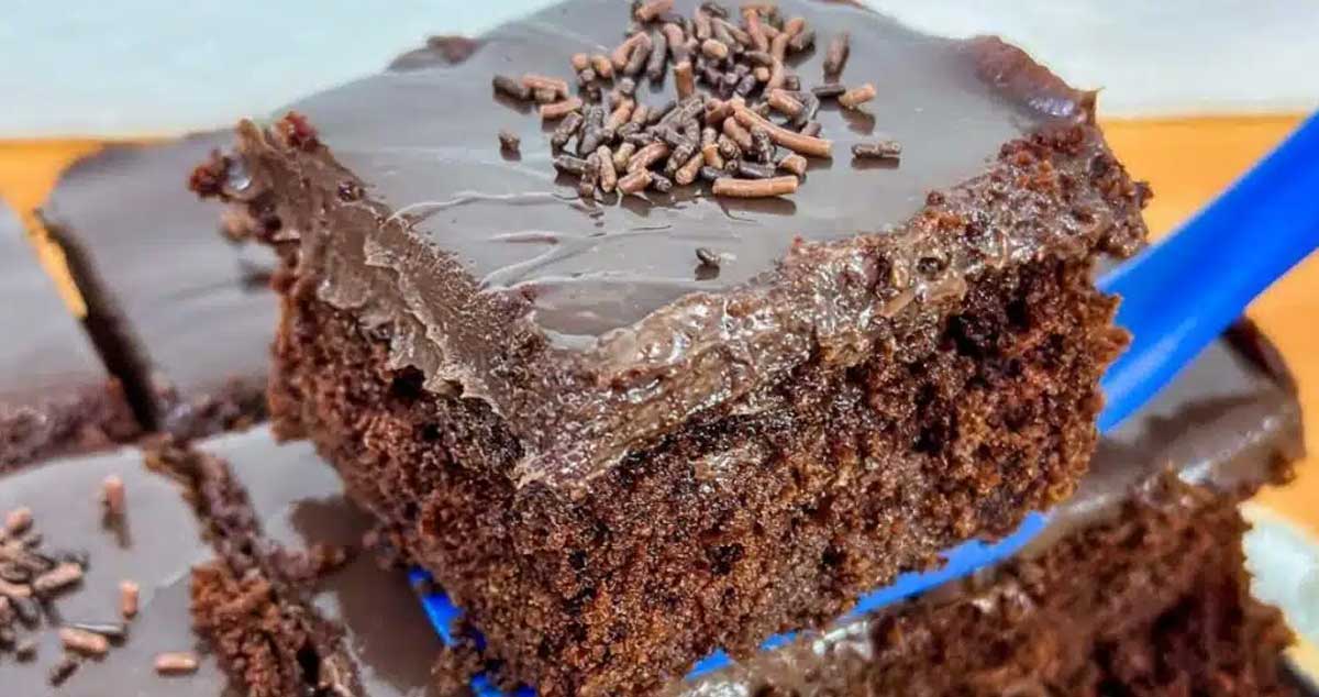 Desert delicios cu blat pufos și glazură de ciocolată – nu conține făină de grâu!