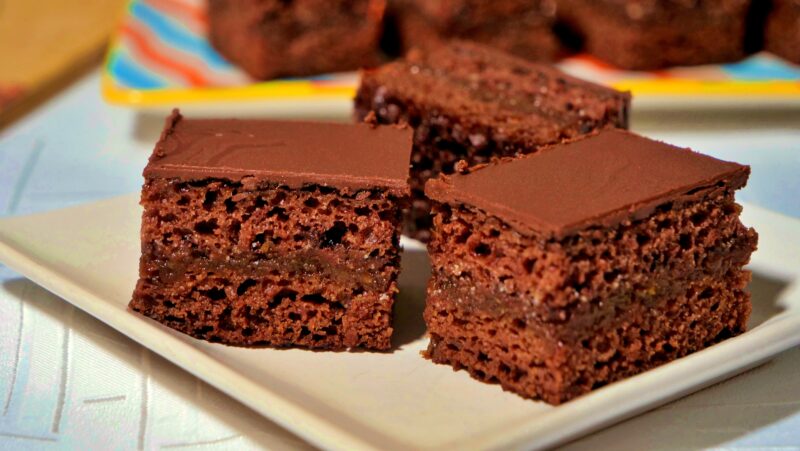 Prăjitură DE POST cu miere și cacao – rețetă măsurată la cană