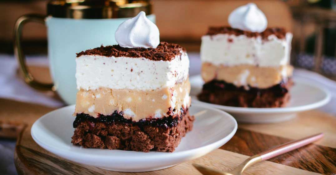 Prăjitură cu frișcă și lapte condensat - un desert incantor cu care cucerești orice persoană