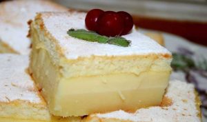 Prăjitura Deșteaptă – chiar se face singură – este pufoasă și cremoasă
