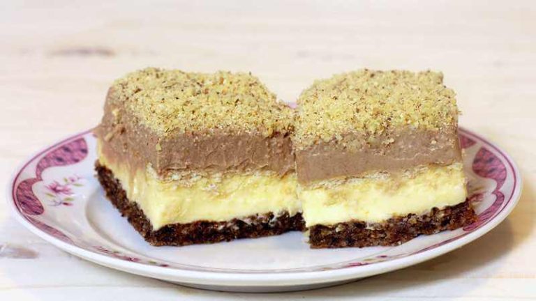 Prăjitură cu blat de nucă și două tipuri de cremă. Se face repede și are un gust delicios.