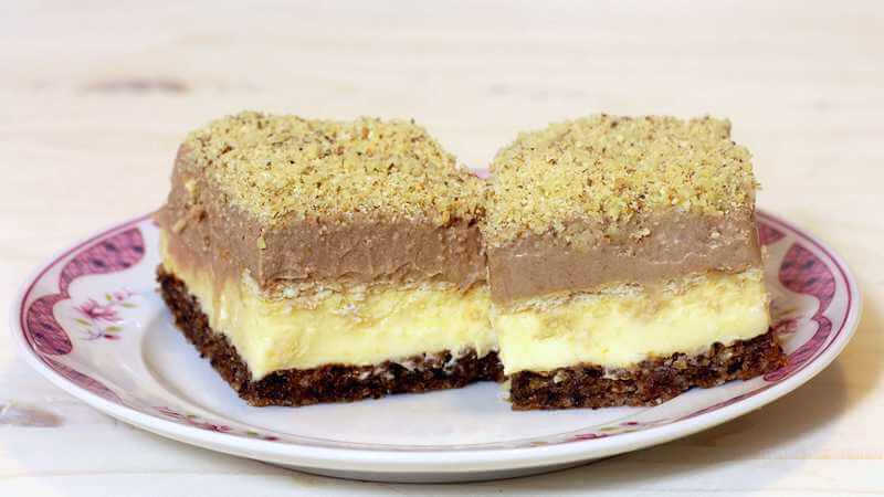 Prăjitură cu blat de nucă și două tipuri de cremă. Se face repede și are un gust delicios.