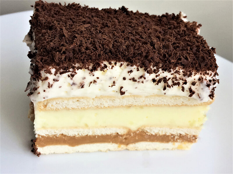 Prăjitură cu blat de biscuiți și cremă de budincă - un desert gustos