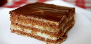 Prăjitură cu foi de cacao și cremă de vanilie - un deliciu ușor și rapid