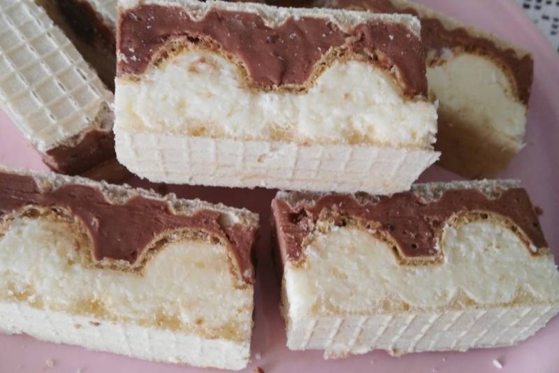 Prăjitură delicioasă cu foi de napolitane și ciocolată. Pe cât de repede se face