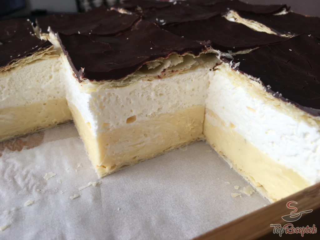 Prăjitură cu aluat foietaj și cremă de vanilie - un desert cremos