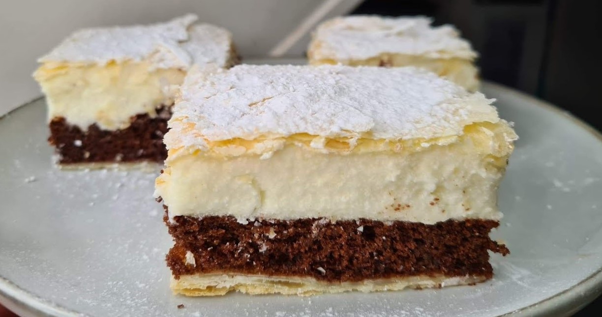 Prăjitură cu blat de cacao și cremă de vanilie. Are un gust delicios și se prepară foarte ușor.