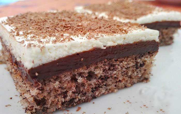 Prăjitură cu ciocolată și frișcă - un desert ispititor