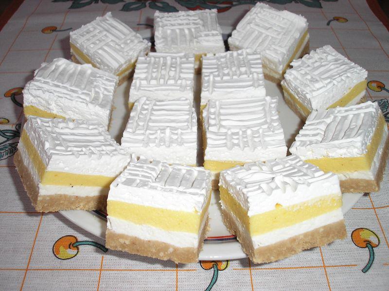 Prăjitură cu blat de biscuiți