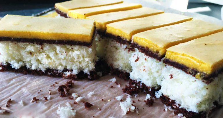 Prăjitură cu nucă de cocos și glazură de gălbenuș – are un gust absolut delicios