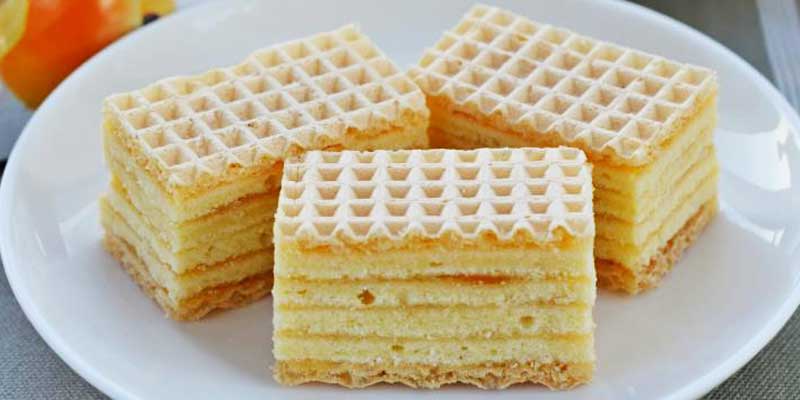 Prăjitură cu foi de napolitană