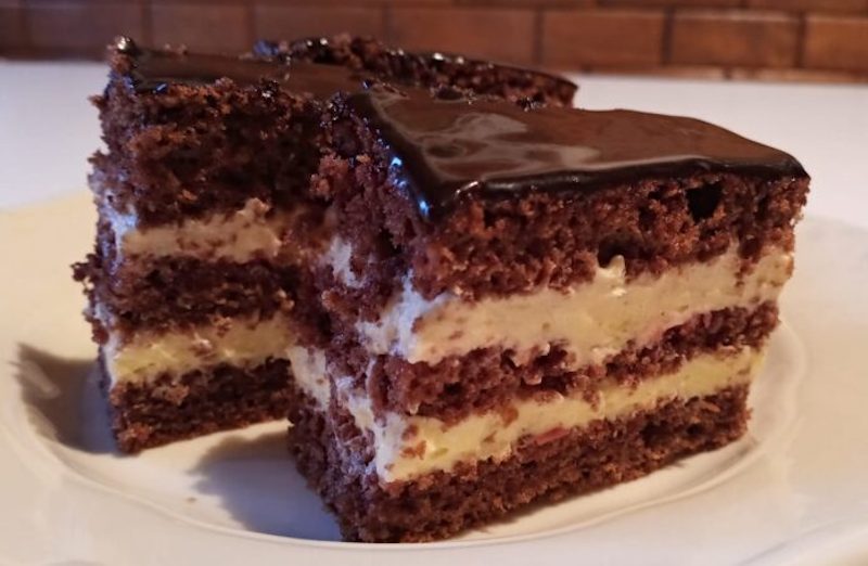 Prăjitură cu blat de cacao