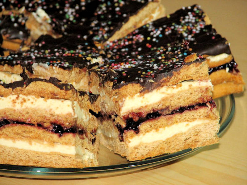 Prăjitură cu gem de coacăze și cremă de budincă - un desert aromat