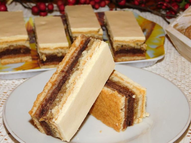 Prăjitură cu nucă și gem - un desert aromat și gustos potrivit chiar și pentru o masă festivă