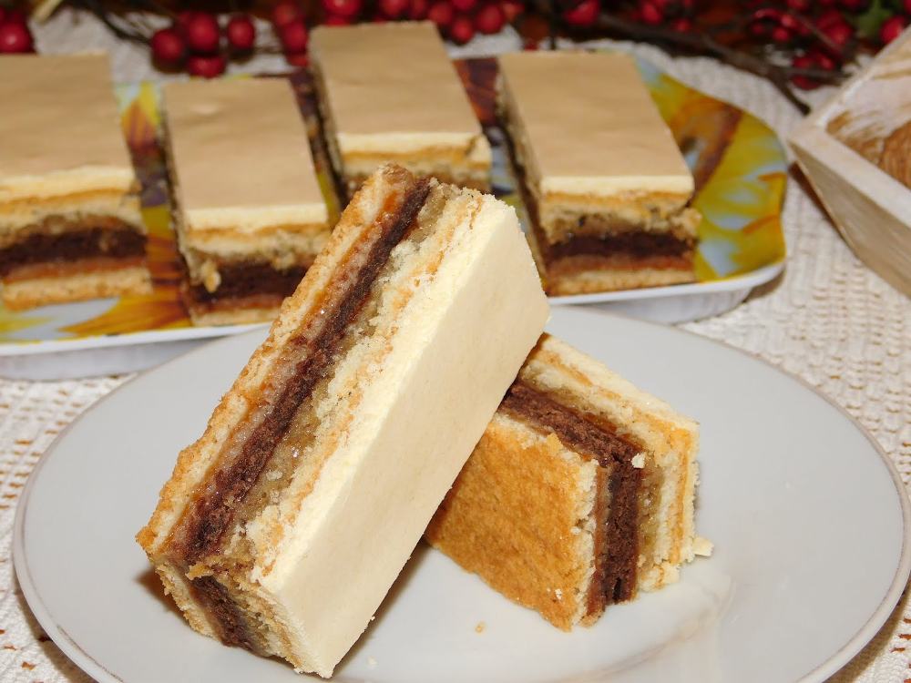 Prăjitură cu nucă și gem - un desert aromat și gustos potrivit chiar și pentru o masă festivă