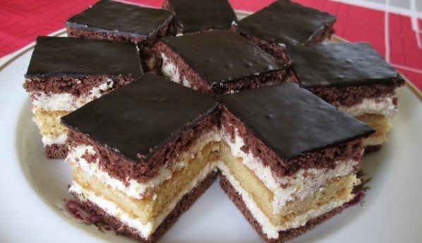 Prăjitură delicioasă cu două tipuri de blat - un desert potrivit pentru orice ocazie