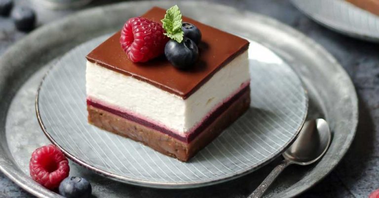 Prăjitură cu jeleu de fructe și cremă de mascarpone - un desert cremos și răcoritor