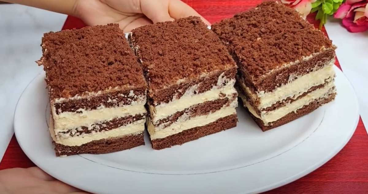 Prăjitură Kinder: cu blaturi pufoase de cacao și cremă delicioasă