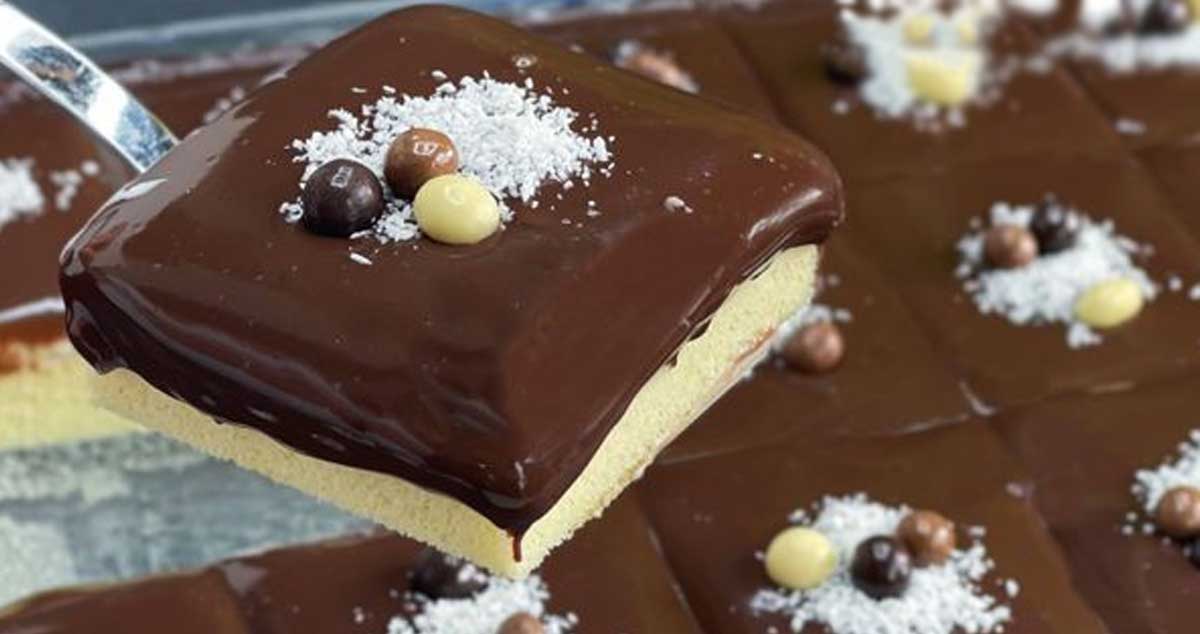 Prăjitură delicioasă cu blat umed și cremă de ciocolată: Rețeta perfectă pentru ocazii speciale!