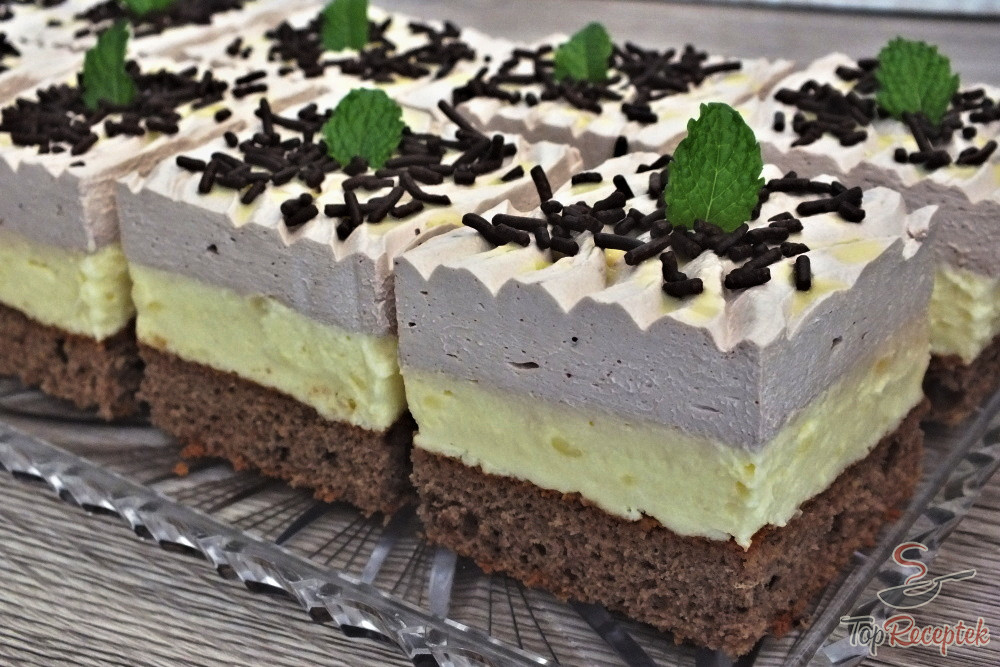 Prăjitură cu lichior de ouă și frișcă - un desert apreciat de adulți