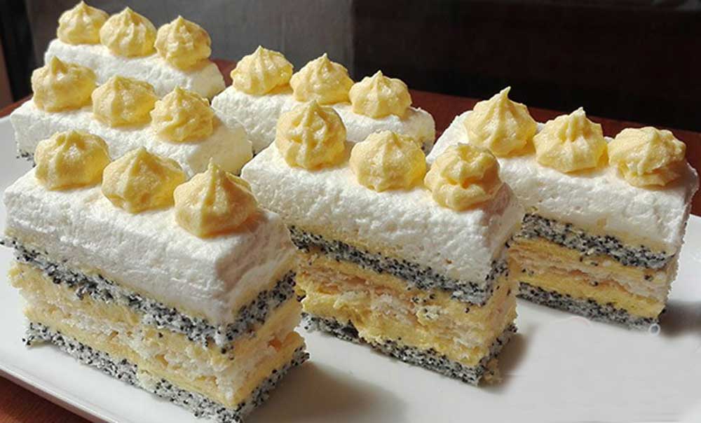 Prăjitură cu semințe de mac și cremă fină din budincă de vanilie