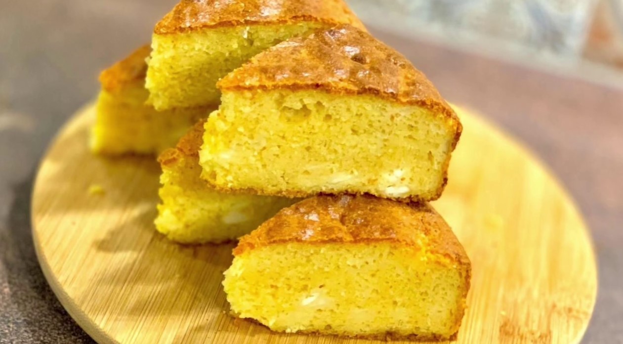 Prăjitură cu iaurt și făină de porumb - un desert diferit