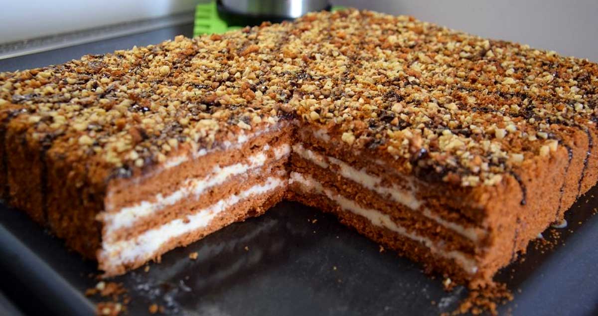 Prăjitură de casă „Marlene” – un desert cu foi și cremă de lapte condensat