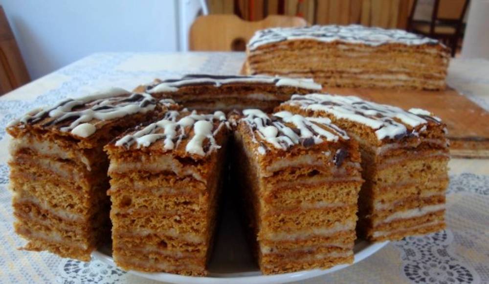 Prăjitură cu blat din miere de albine și cremă de nuci. Se topește în gură când o mănânci!