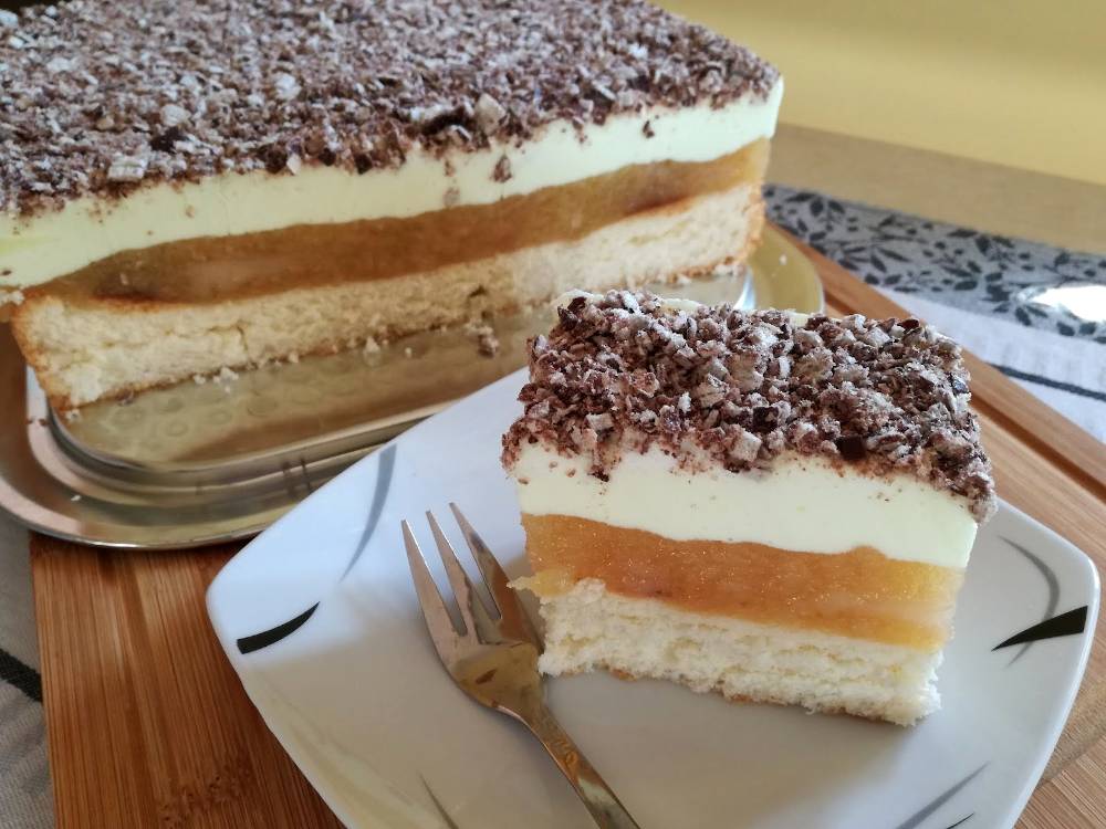 Prăjitură cu mousse de mere și frișcă. Un desert de care te vei îndrăgosti instant.