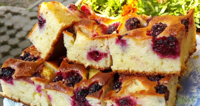 Prăjitură cu iaurt și mure: un desert ușor de făcut și foarte bun