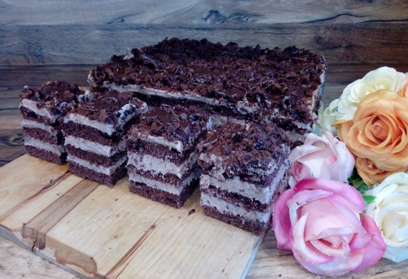 Prăjitura Nesquik - un desert cu multă cremă de cacao și glazură de ciocolată